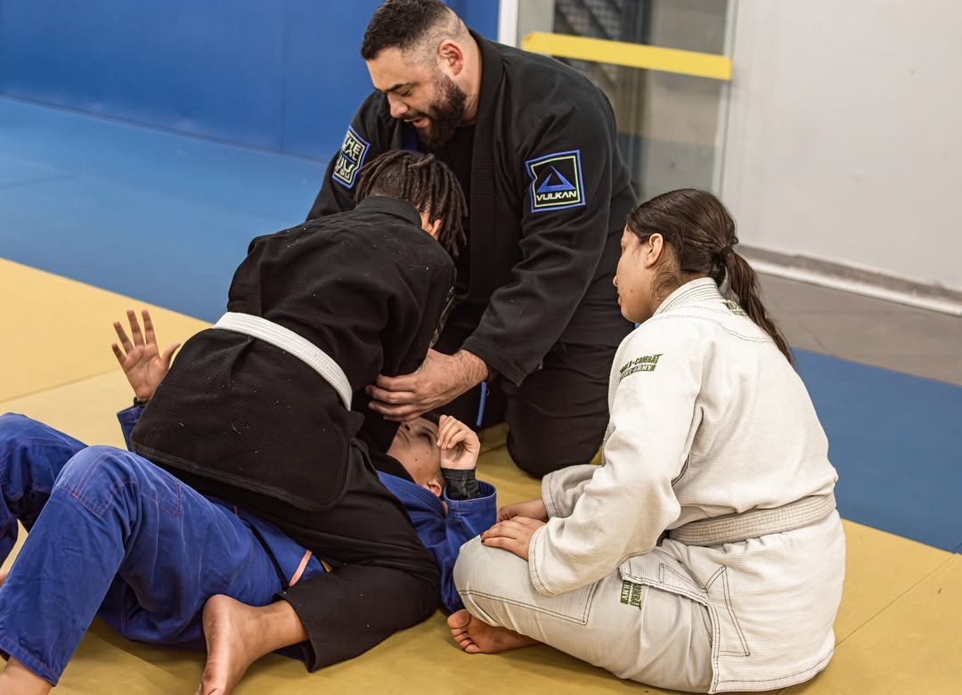 Turma de jiu-jitsu infantil em aula